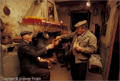 ITALY
COLLELONGO (AQ)
Festa delle Cottore (Sant'Antonio Abate, 16 gennaio)
Cottora della Pro Loco, si mangia davanti al camino che cuoce il granoturco