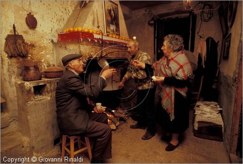 ITALY
COLLELONGO (AQ)
Festa delle Cottore (Sant'Antonio Abate, 16 gennaio)
Cottora della Pro Loco, si mangia davanti al camino che cuoce il granoturco