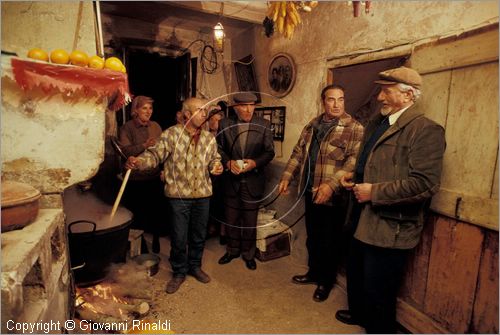 ITALY
COLLELONGO (AQ)
Festa delle Cottore (Sant'Antonio Abate, 16 gennaio)
Cottora della Pro Loco, davanti al camino che cuoce il granoturco