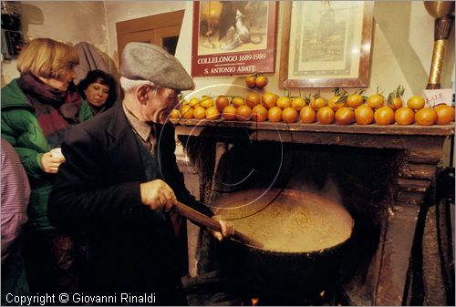 ITALY
COLLELONGO (AQ)
Festa delle Cottore (Sant'Antonio Abate, 16 gennaio)
Cottora Tozz, cottura del granoturco nel camino