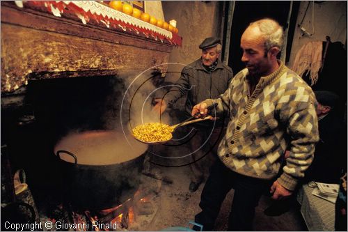 ITALY
COLLELONGO (AQ)
Festa delle Cottore (Sant'Antonio Abate, 16 gennaio)
Cottora della Pro Loco, cottura del granoturco nel camino