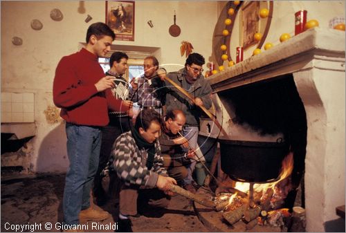 ITALY
COLLELONGO (AQ)
Festa delle Cottore (Sant'Antonio Abate, 16 gennaio)
Cottora della Gioventù, cottura del granoturco nel camino