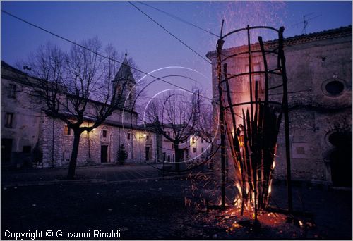 ITALY
COLLELONGO (AQ)
Festa delle Cottore (Sant'Antonio Abate, 16 gennaio)
Il fal in piazza ha bruciato tutta la notte fino all'alba