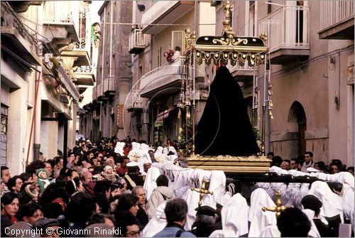 ITALY - ENNA
Venerd Santo
processione delle confraternite, fercolo della Madonna Addolorata