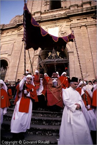 ITALY - ENNA
Venerd Santo
processione delle confraternite davanti al duomo