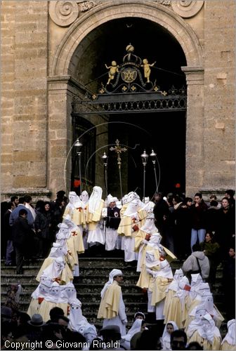 ITALY - ENNA
Venerd Santo
processione delle confraternite davanti al duomo