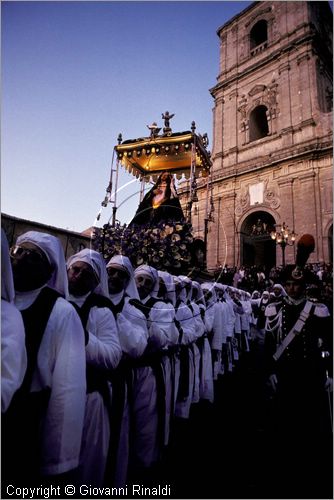 ITALY - ENNA
Venerd Santo
Il fercolo della Madonna Addolorata esce dal Duomo