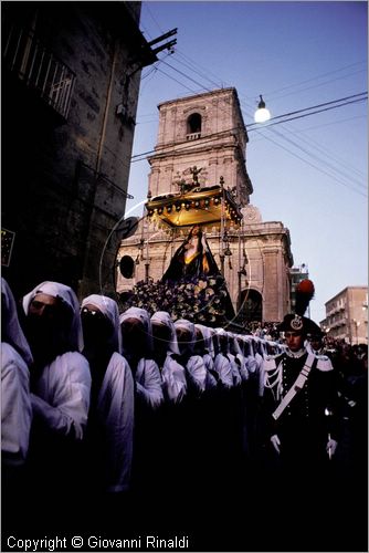 ITALY - ENNA
Venerd Santo
Il fercolo della Madonna Addolorata esce dal Duomo
