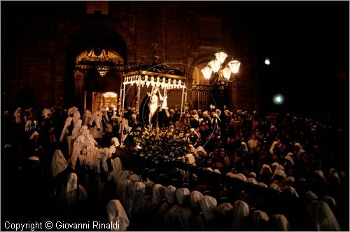 ITALY - ENNA
Venerd Santo
processione con il fercolo della Madonna Addolorata