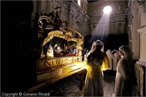 ITALY - ENNA
Venerd Santo
Davanti all'urna del Cristo Morto nella chiesa prima della processione