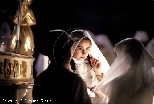 ITALY - ENNA
Venerd Santo
Davanti all'urna del Cristo Morto nella chiesa prima della processione