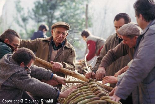 ITALY
FARA FILIORUM PETRI (CH)
Le Farchie (16-17 gennaio - Sant'Antonio Abate)
preparazione alla contrada Madonna del Ponte