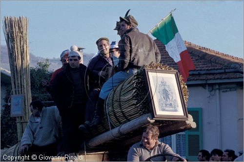 ITALY
FARA FILIORUM PETRI (CH)
Le Farchie (16-17 gennaio - Sant'Antonio Abate)
trasporto delle farchie dalle contrade al paese