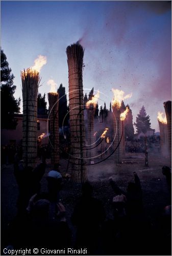 ITALY
FARA FILIORUM PETRI (CH)
Le Farchie (16-17 gennaio - Sant'Antonio Abate)
le farchie hanno preso fuoco e devono bruciare lentamente dall'alto verso il basso e durare tutta la notte
