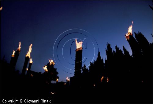 ITALY
FARA FILIORUM PETRI (CH)
Le Farchie (16-17 gennaio - Sant'Antonio Abate)
le farchie hanno preso fuoco e devono bruciare lentamente dall'alto verso il basso e durare tutta la notte