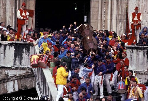 ITALY - GUBBIO (PG)
Festa della Corsa dei Ceri (15 maggio)
al suono del campanone i ceri escono dal palazzo dei Consoli per posizionarsi nella piazza per l'alzata