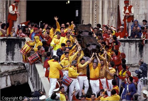 ITALY - GUBBIO (PG)
Festa della Corsa dei Ceri (15 maggio)
al suono del campanone i ceri escono dal palazzo dei Consoli per posizionarsi nella piazza per l'alzata