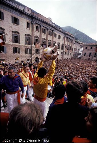 ITALY - GUBBIO (PG)
Festa della Corsa dei Ceri (15 maggio)
i ceri nella piazza della Signoria per l'alzata