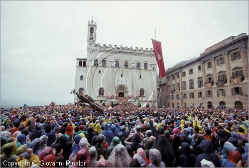 ITALY - GUBBIO (PG)
Festa della Corsa dei Ceri (15 maggio)
i ceri nella piazza della Signoria per l'alzata