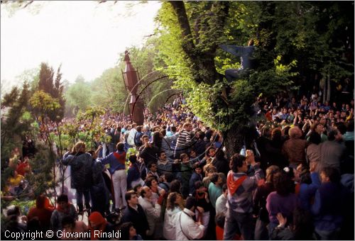 ITALY - GUBBIO (PG)
Festa della Corsa dei Ceri (15 maggio)
ascesa al monte dove  il Santuario di Sant'Ubaldo