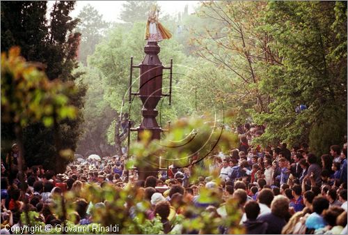 ITALY - GUBBIO (PG)
Festa della Corsa dei Ceri (15 maggio)
ascesa al monte dove  il Santuario di Sant'Ubaldo