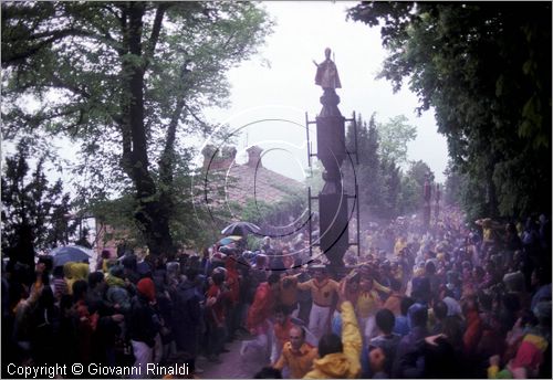 ITALY - GUBBIO (PG)
Festa della Corsa dei Ceri (15 maggio)
ascesa al monte dove  il Santuario di Sant'Ubaldo