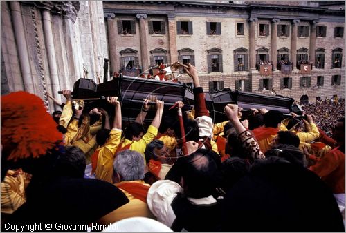 ITALY - GUBBIO (PG)
Festa della Corsa dei Ceri (15 maggio)
al suono del campanone i ceri escono dal palazzo dei Consoli per posizionarsi nella piazza per l'alzata