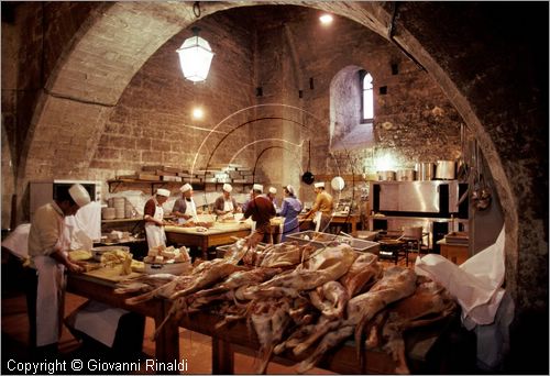 ITALY - GUBBIO (PG)
Festa della Corsa dei Ceri (15 maggio)
preparazione del banchetto dei ceraioli nel Palazzo dei Consoli