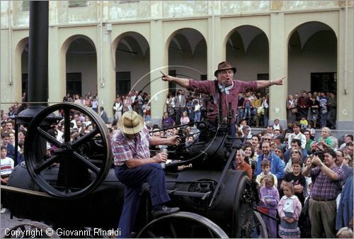 ITALY - IVREA (TO) - "I mestieri della memoria" - (terzo fine settimana di Settembre) , rievocazione degli antichi mestieri per le vie del centro storico.
trebbiatura con antica locomobile