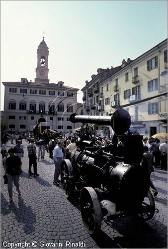 ITALY - IVREA (TO) - "I mestieri della memoria" - (terzo fine settimana di Settembre) , rievocazione degli antichi mestieri per le vie del centro storico.
trebbiatura con antica locomobile