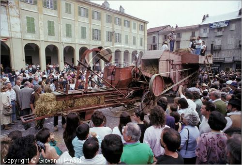 ITALY - IVREA (TO) - "I mestieri della memoria" - (terzo fine settimana di Settembre) , rievocazione degli antichi mestieri per le vie del centro storico.
trebbiatura con antica locomobile