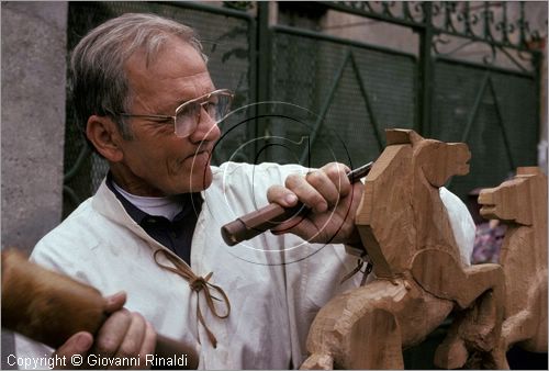 ITALY - IVREA (TO) - "I mestieri della memoria" - (terzo fine settimana di Settembre) , rievocazione degli antichi mestieri per le vie del centro storico.
scultore del legno