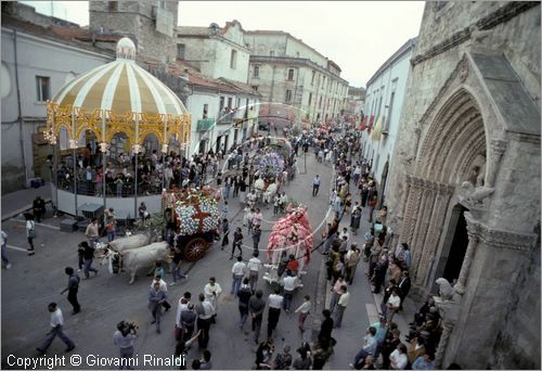 ITALY - LARINO (CB)
Sagra di San Pardo "Carrese" (25-27 maggio)
sfilata di carri addobbati con fiori di carta colorata.
La carrese ricorda un episodio dell842, quando i Larinesi riuscirono ad impossessarsi delle reliquie di San Pardo.