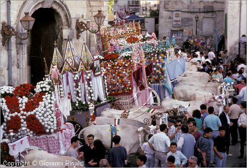 ITALY - LARINO (CB)
Sagra di San Pardo "Carrese" (25-27 maggio)
sfilata di carri addobbati con fiori di carta colorata.
La carrese ricorda un episodio dell842, quando i Larinesi riuscirono ad impossessarsi delle reliquie di San Pardo.