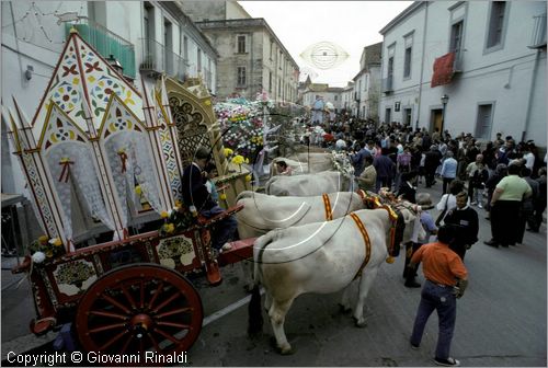 ITALY - LARINO (CB)
Sagra di San Pardo "Carrese" (25-27 maggio)
sfilata di carri addobbati con fiori di carta colorata.
La carrese ricorda un episodio dell842, quando i Larinesi riuscirono ad impossessarsi delle reliquie di San Pardo.