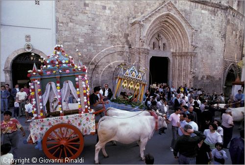 ITALY - LARINO (CB)
Sagra di San Pardo "Carrese" (25-27 maggio)
sfilata di carri addobbati con fiori di carta colorata.
La carrese ricorda un episodio dell842, quando i Larinesi riuscirono ad impossessarsi delle reliquie di San Pardo.