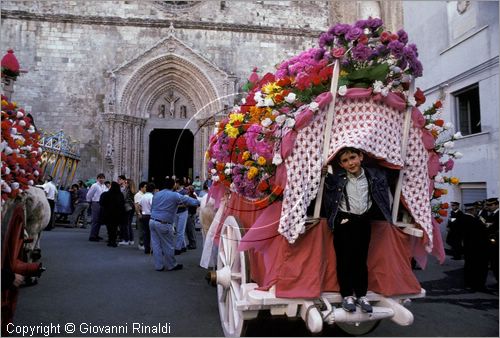 ITALY - LARINO (CB)
Sagra di San Pardo "Carrese" (25-27 maggio)
sfilata di carri addobbati con fiori di carta colorata.
La carrese ricorda un episodio dell842, quando i Larinesi riuscirono ad impossessarsi delle reliquie di San Pardo.