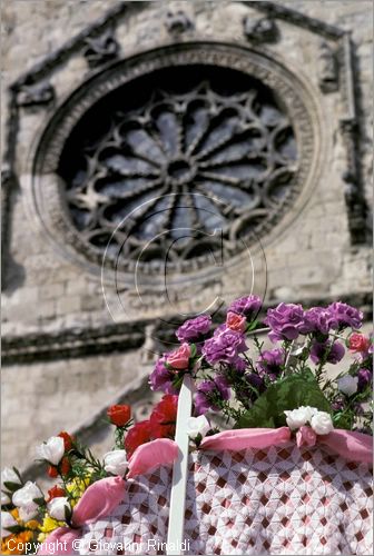 ITALY - LARINO (CB)
Sagra di San Pardo "Carrese" (25-27 maggio)
sfilata di carri addobbati con fiori di carta colorata.
La carrese ricorda un episodio dell842, quando i Larinesi riuscirono ad impossessarsi delle reliquie di San Pardo.