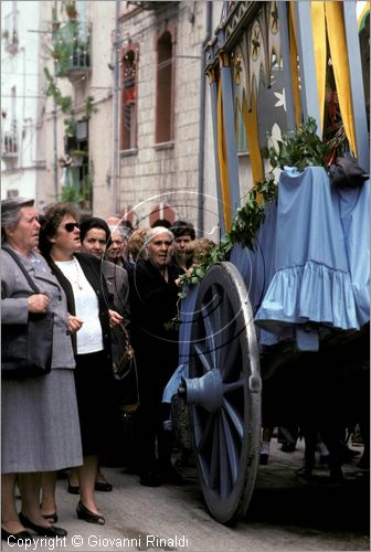 ITALY - LARINO (CB)
Sagra di San Pardo "Carrese" (25-27 maggio)
sfilata di carri addobbati con fiori di carta colorata.
La carrese ricorda un episodio dell842, quando i Larinesi riuscirono ad impossessarsi delle reliquie di San Pardo.