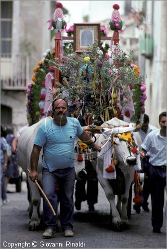 ITALY - LARINO (CB)
Sagra di San Pardo "Carrese" (25-27 maggio)
sfilata di carri addobbati con fiori di carta colorata.
La carrese ricorda un episodio dell842, quando i Larinesi riuscirono ad impossessarsi delle reliquie di San Pardo.