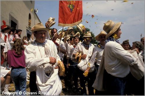 ITALY - MARTA (VT)
Festa della Madonna del Monte (14 maggio)
la festa celebra la fertilit della terra. Le antiche corporazioni
(Casenghi, Bifolchi, Villani e Pescatori) sfilano con i carri allegorici (le "Fontane") per le vie del paese e raggiungono il santuario della Madonna del Monte