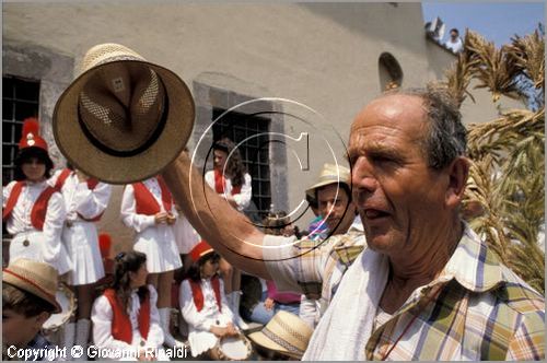 ITALY - MARTA (VT)
Festa della Madonna del Monte (14 maggio)
la festa celebra la fertilit della terra. Le antiche corporazioni
(Casenghi, Bifolchi, Villani e Pescatori) sfilano con i carri allegorici (le "Fontane") per le vie del paese e raggiungono il santuario della Madonna del Monte