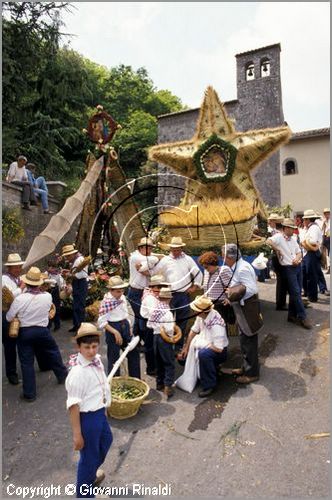 ITALY - MARTA (VT)
Festa della Madonna del Monte (14 maggio)
la festa celebra la fertilit della terra. Le antiche corporazioni
(Casenghi, Bifolchi, Villani e Pescatori) sfilano con i carri allegorici (le "Fontane") per le vie del paese e raggiungono il santuario della Madonna del Monte