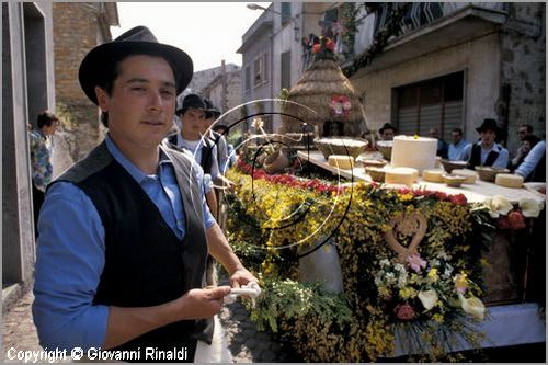 ITALY - MARTA (VT)
Festa della Madonna del Monte (14 maggio)
la festa celebra la fertilit della terra. Le antiche corporazioni
(Casenghi, Bifolchi, Villani e Pescatori) sfilano con i carri allegorici (le "Fontane") per le vie del paese e raggiungono il santuario della Madonna del Monte