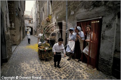 ITALY - MARTA (VT)
Festa della Madonna del Monte (14 maggio)
la festa celebra la fertilit della terra. Le antiche corporazioni
(Casenghi, Bifolchi, Villani e Pescatori) sfilano con i carri allegorici (le "Fontane") per le vie del paese e raggiungono il santuario della Madonna del Monte