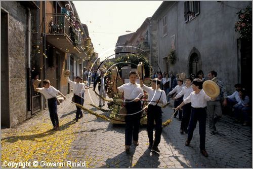 ITALY - MARTA (VT)
Festa della Madonna del Monte (14 maggio)
la festa celebra la fertilit della terra. Le antiche corporazioni
(Casenghi, Bifolchi, Villani e Pescatori) sfilano con i carri allegorici (le "Fontane") per le vie del paese e raggiungono il santuario della Madonna del Monte