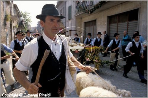 ITALY - MARTA (VT)
Festa della Madonna del Monte (14 maggio)
la festa celebra la fertilit della terra. Le antiche corporazioni
(Casenghi, Bifolchi, Villani e Pescatori) sfilano con i carri allegorici (le "Fontane") per le vie del paese e raggiungono il santuario della Madonna del Monte