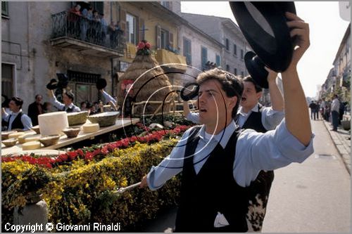 ITALY - MARTA (VT)
Festa della Madonna del Monte (14 maggio)
la festa celebra la fertilit della terra. Le antiche corporazioni
(Casenghi, Bifolchi, Villani e Pescatori) sfilano con i carri allegorici (le "Fontane") per le vie del paese e raggiungono il santuario della Madonna del Monte