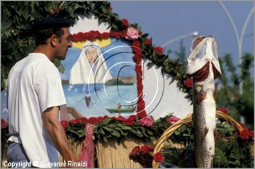 ITALY - MARTA (VT)
Festa della Madonna del Monte (14 maggio)
la festa celebra la fertilit della terra. Le antiche corporazioni
(Casenghi, Bifolchi, Villani e Pescatori) sfilano con i carri allegorici (le "Fontane") per le vie del paese e raggiungono il santuario della Madonna del Monte