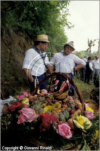 ITALY - MARTA (VT)
Festa della Madonna del Monte (14 maggio)
la festa celebra la fertilit della terra. Le antiche corporazioni
(Casenghi, Bifolchi, Villani e Pescatori) sfilano con i carri allegorici (le "Fontane") per le vie del paese e raggiungono il santuario della Madonna del Monte